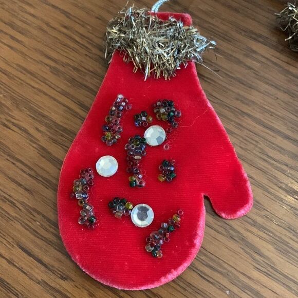 Vtg red felt beaded mittens on gold string Christmas tree ornament - Picture 3 of 7